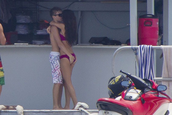 selena gomez and justin bieber kissing at the beach. pictures Justin Bieber and